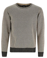 Grauer und schwarzer strukturierter Pullover mit gerippten Bündchen und Saum, wahrscheinlich aus Baumwolle oder Wolle.