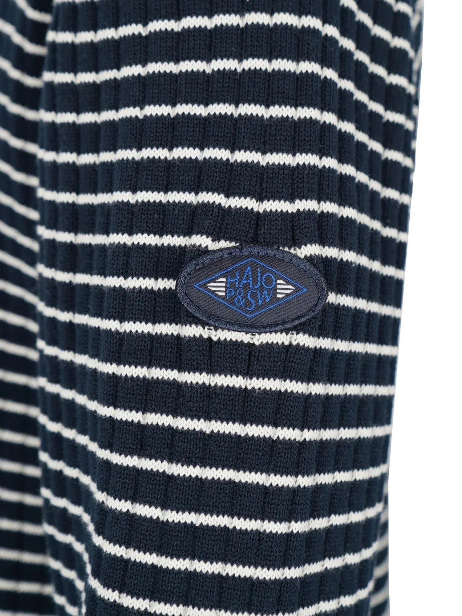 Marine- und weiß gestreifter Pullover mit einem Patch, der ’hajo & w’ in Gold zeigt.