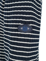 Marine- und weiß gestreifter Pullover mit einem Patch, der ’hajo & w’ in Gold zeigt.