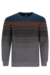 Anthrazitfarbener Pullover mit orangefarbenen und blauen Streifen, gerippte Struktur, Rundhalsausschnitt.