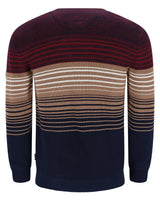 Kastanienbraun und marineblau gestreifter Herrenpullover mit gerippter Struktur.