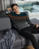 Gestreifter Pullover mit Akzenten in Petrol, Grau und Orange.