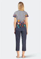 Gestreiftes Pyjama-Oberteil mit Blumendruck und marineblaue Hose.