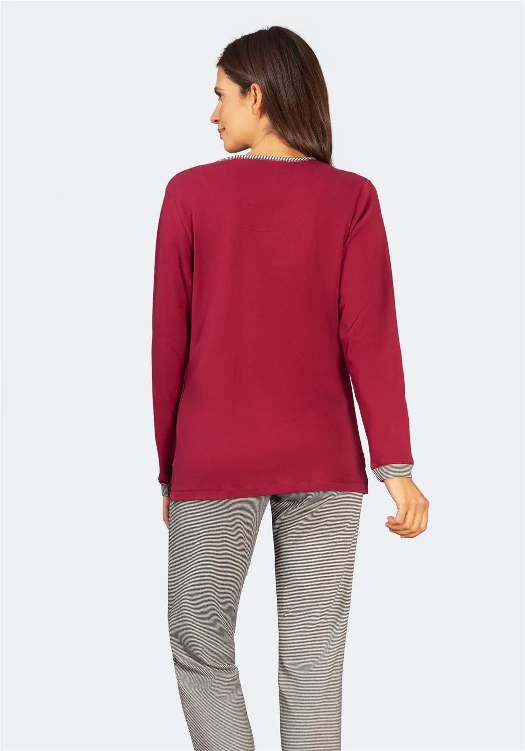 Magentafarbenes, langärmeliges Oberteil mit Rundhalsausschnitt und gerippten Bündchen, wahrscheinlich aus Polyester oder Baumwollmischung.