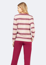 Gestreifter Pullover mit rosa, gelben und weißen Streifen an einer Frau.