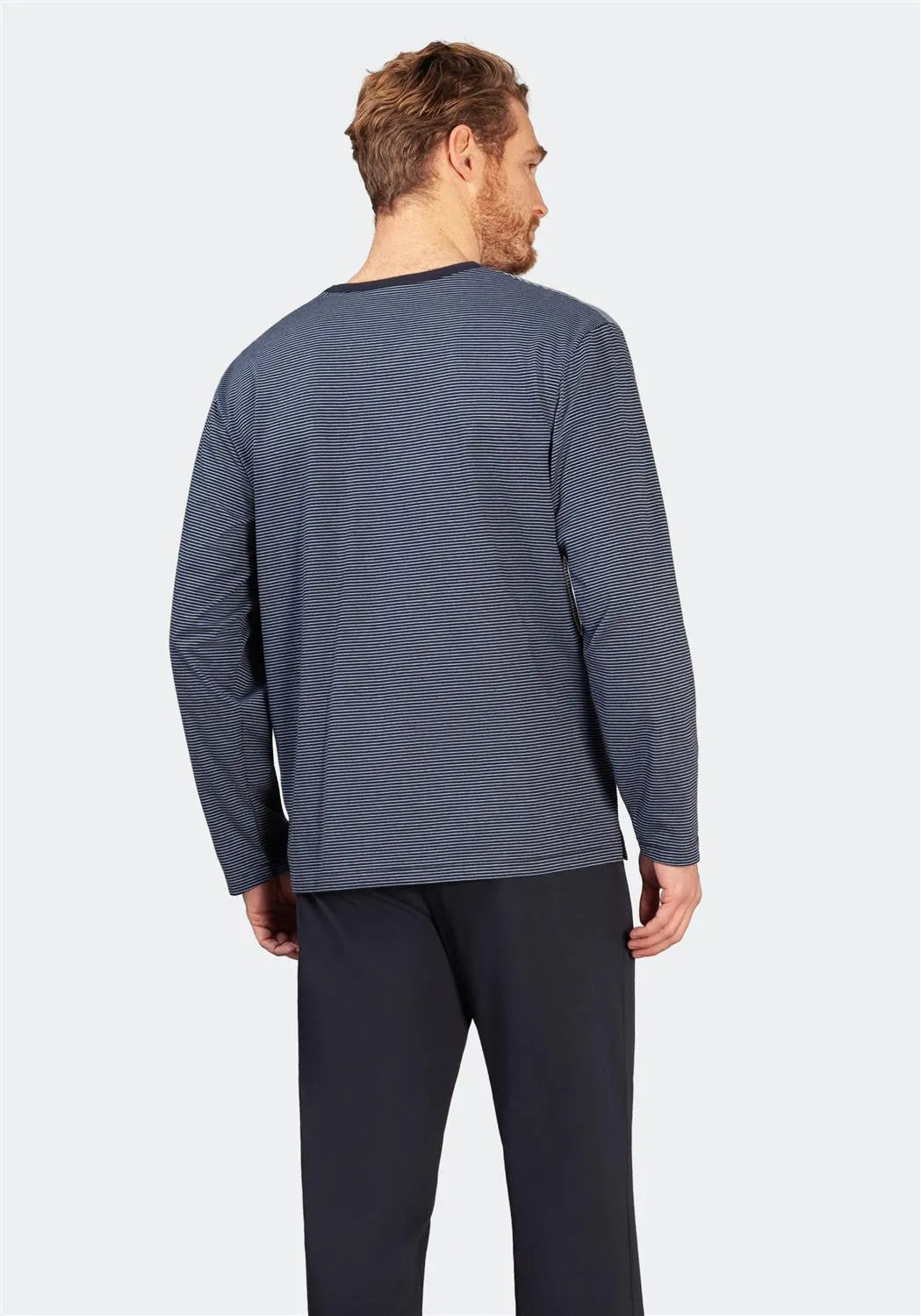 Blaues Langarmhemd mit Rundhalsausschnitt für Männer mit schwarzer Hose.
