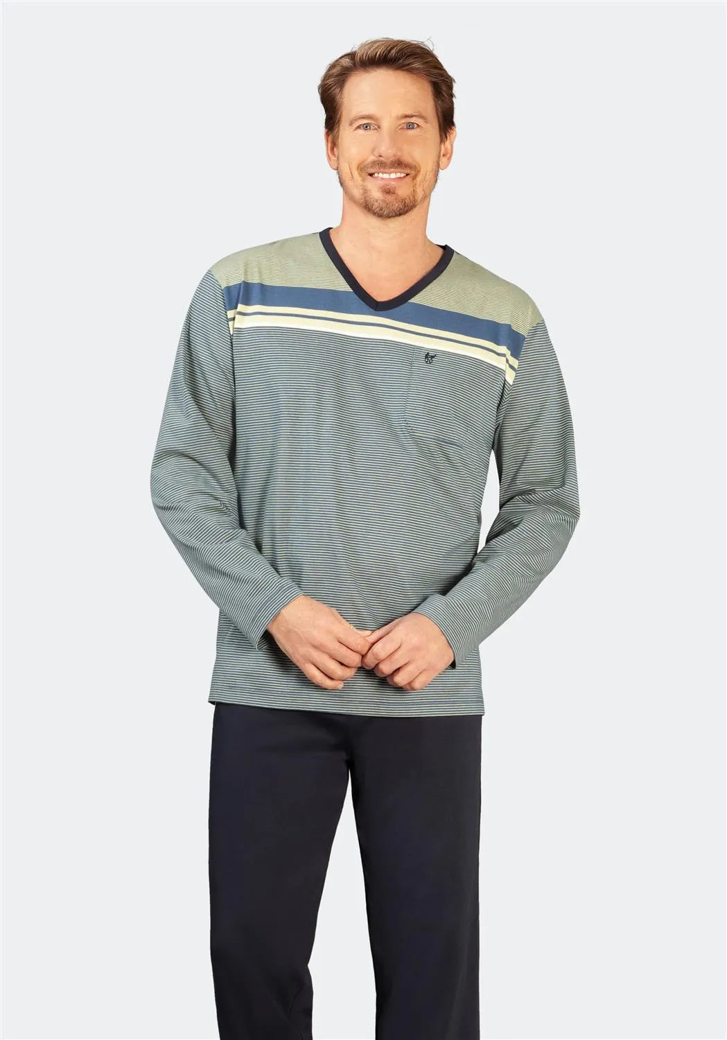 Grau-grün gestreifter Herrenpullover mit V-Ausschnitt und Taschendetail.