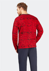 Roter Pullover mit Camouflage-Muster, schwarzen Akzenten und gerippten Bündchen, Kragen und Saum.