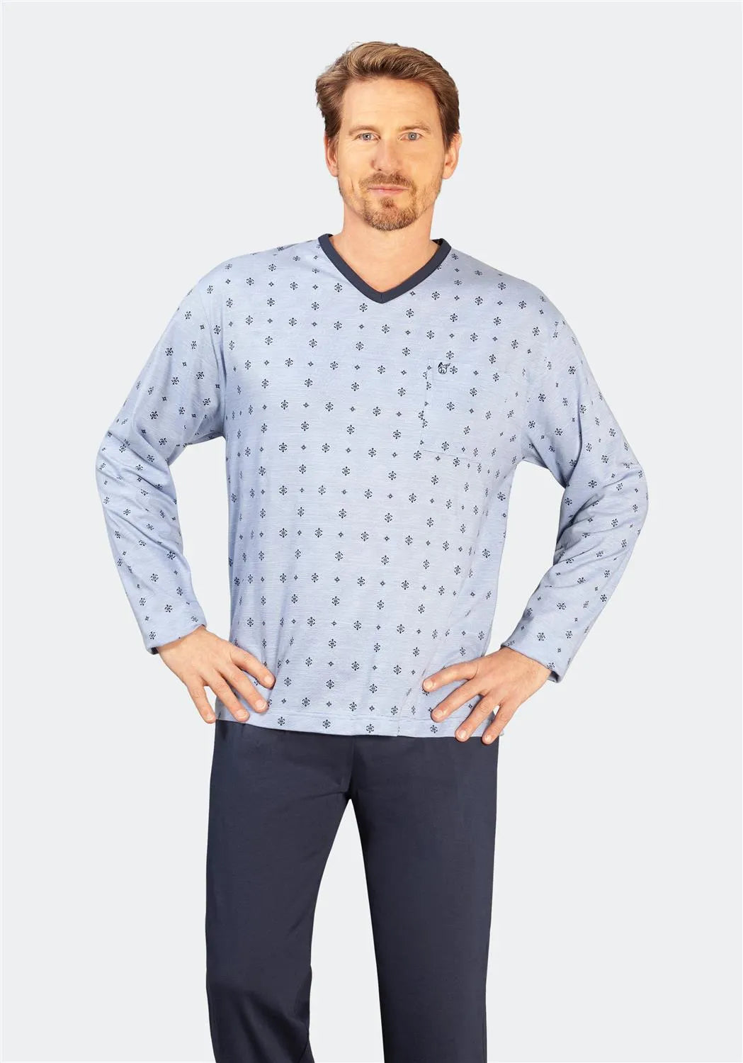 Hellblaues langärmeliges Herrenhemd mit Ankerprint, marineblauem Besatz und Button-Down-Kragen.