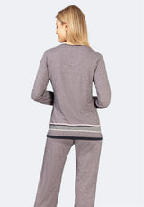 Grau und schwarz gestreiftes Pyjama-Set mit Blumenmuster, weiches Baumwollmaterial.