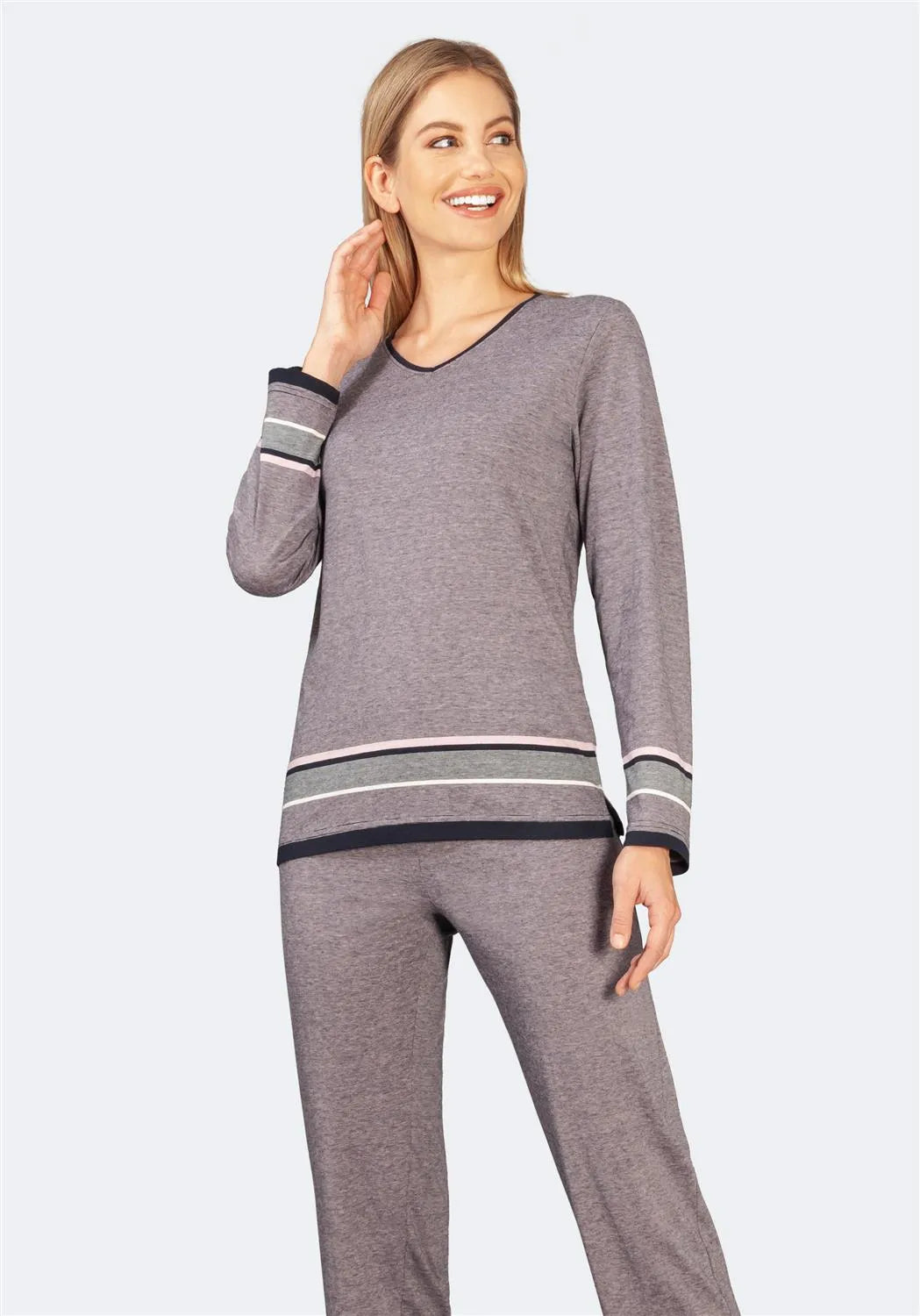 Anthrazitgrau und schwarz gestreiftes Pyjama-Set mit Rippenbündchen, aus weicher Baumwollmischung.
