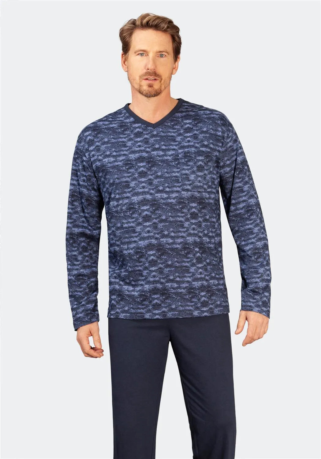 Blaues Camouflage-Langarmshirt mit V-Ausschnitt und strukturiertem Muster.