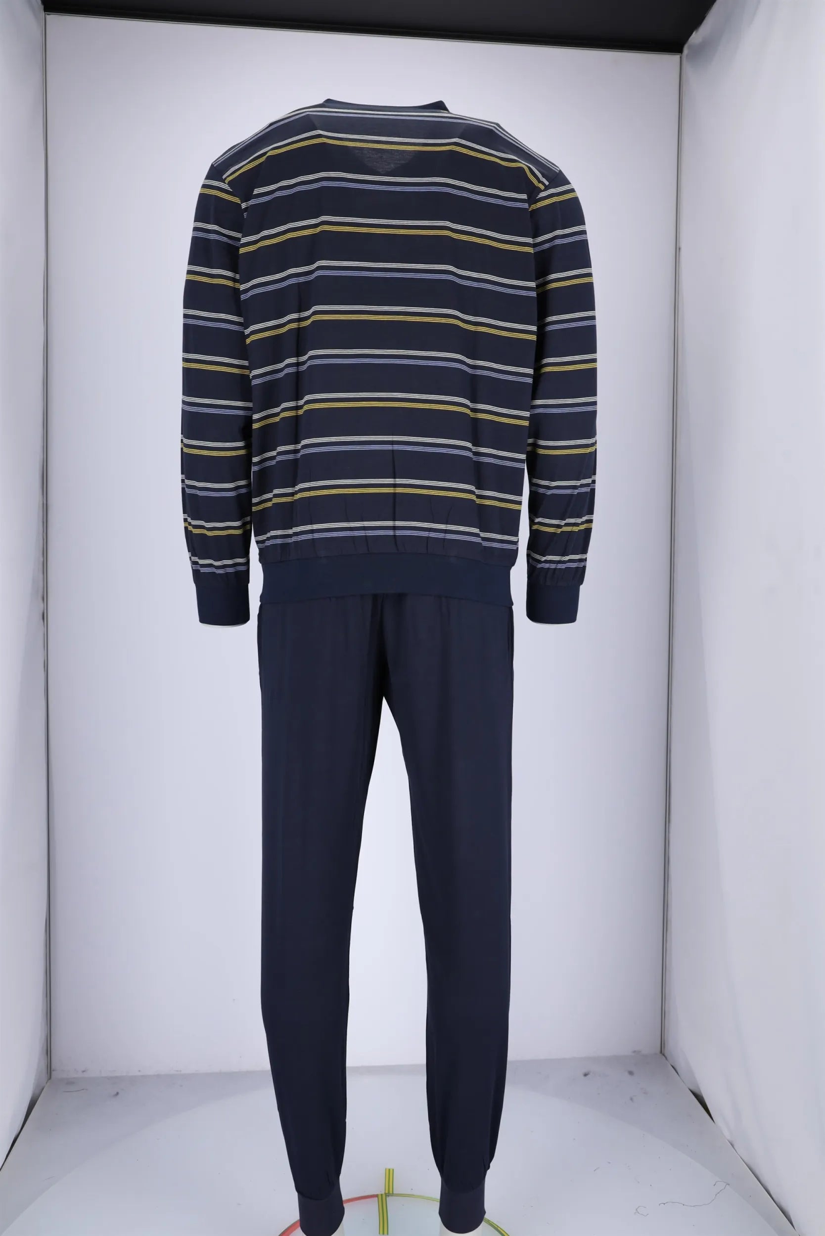 Gestreiftes Loungewear-Set für Herren mit marineblauen und gelben Akzenten, wahrscheinlich aus weicher Baumwolle oder Polyestermischung.