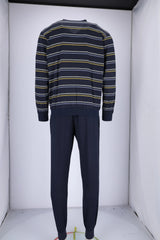Gestreiftes Loungewear-Set für Herren mit marineblauen und gelben Akzenten, wahrscheinlich aus weicher Baumwolle oder Polyestermischung.