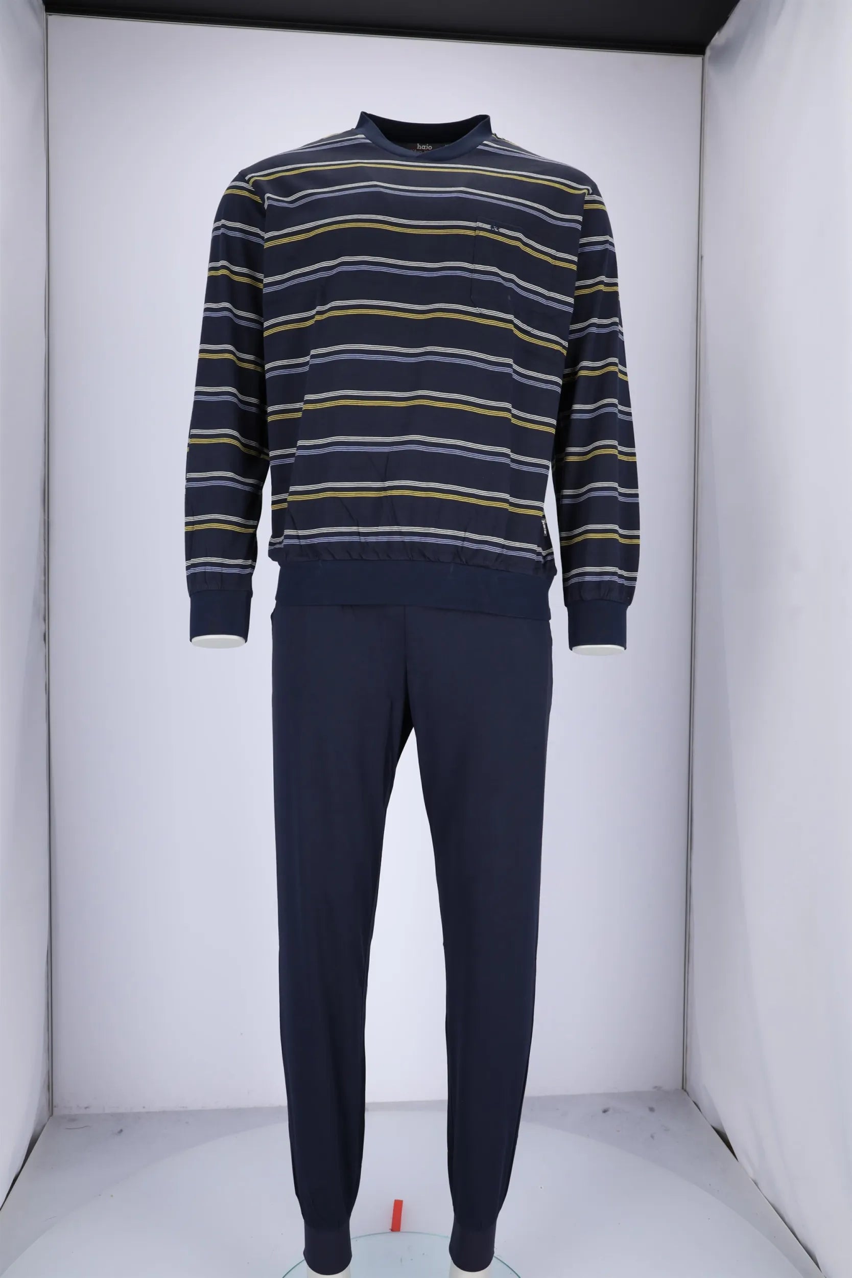 Marineblau und grau gestreifter Pullover mit passender Hose, Freizeitkleidung.