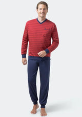 Rot gestreiftes langärmeliges Herren-Pyjama-Oberteil mit marineblauem V-Ausschnitt und Bündchen, kombiniert mit einer marineblauen Pyjamahose.