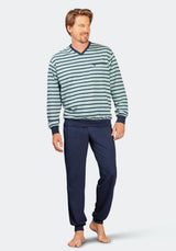 Gestreiftes langärmeliges Pyjama-Oberteil und einfarbige dunkelblaue Pyjama-Hose für Männer.