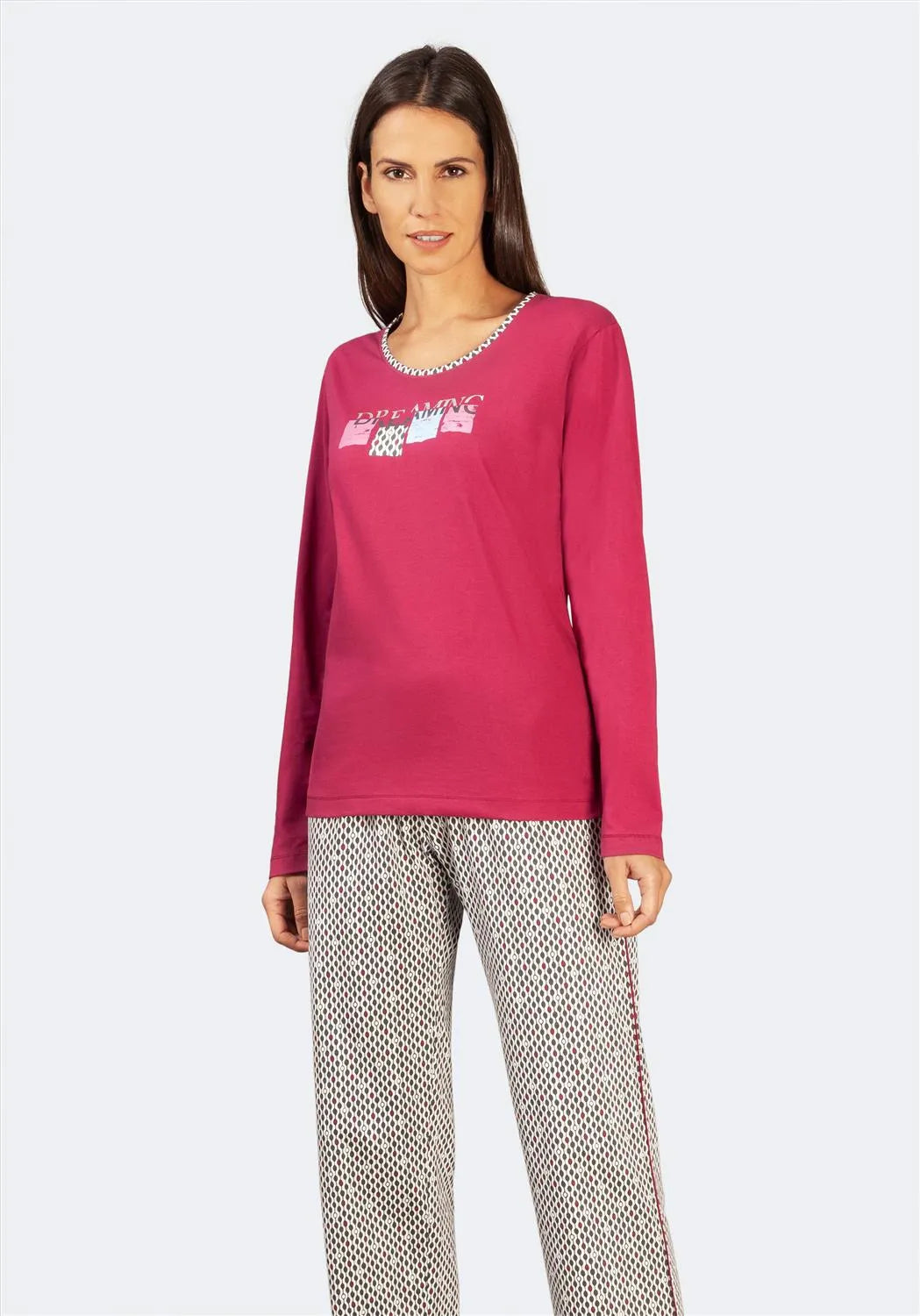 Magentafarbenes, langärmeliges Sweatshirt mit weißem Text und perlenartiger Borte am Halsausschnitt.