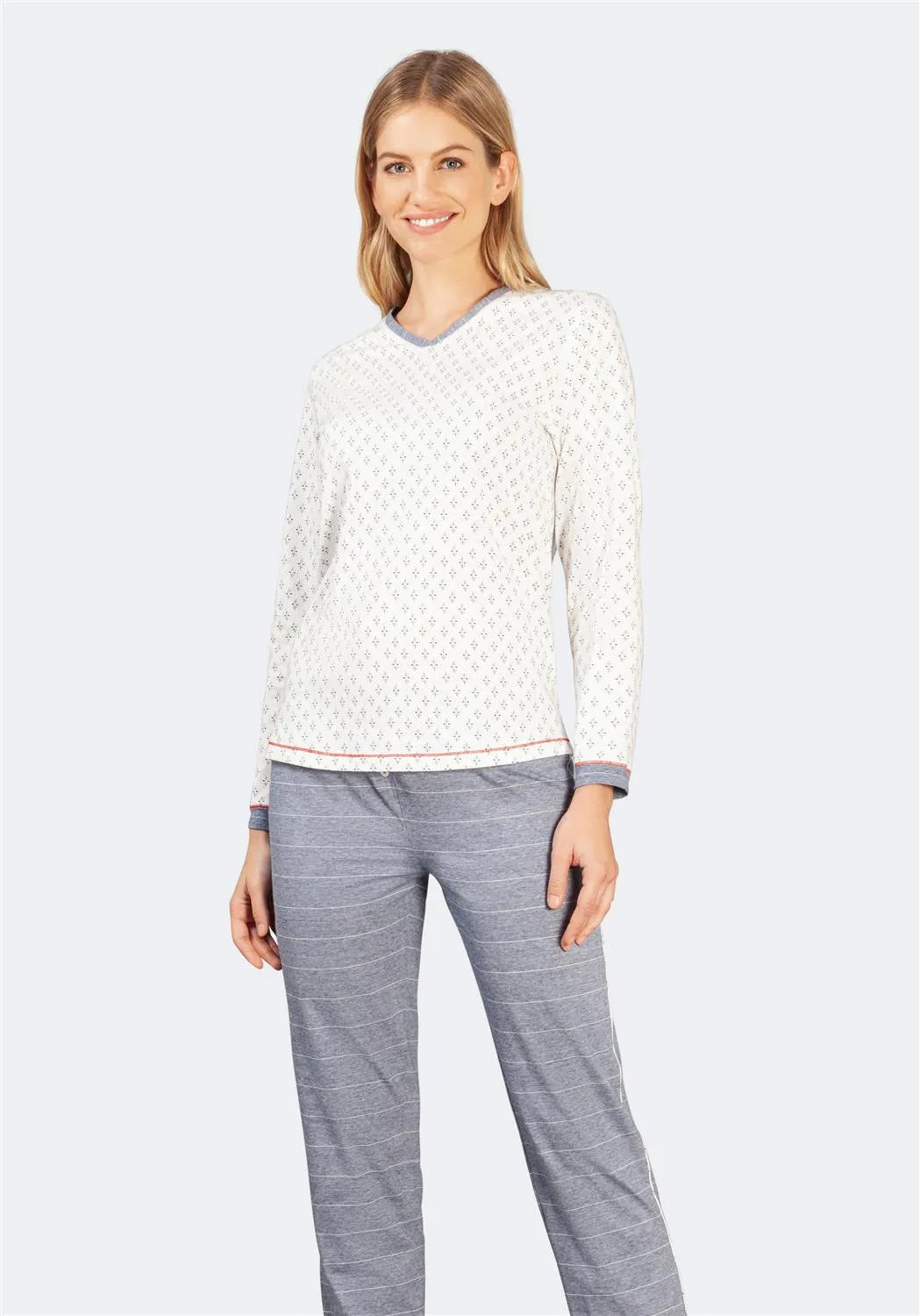 Weißer Spitzenpullover mit grauer Hose und silbernen Akzenten.