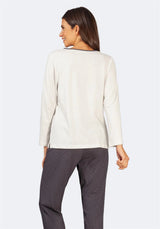 Cremefarben und weiß gestreifte Strickjacke mit strukturiertem Strickmuster.
