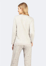 Cremefarbenes, gestreiftes, langärmeliges Oberteil mit einer Hose mit Blumendruck.
