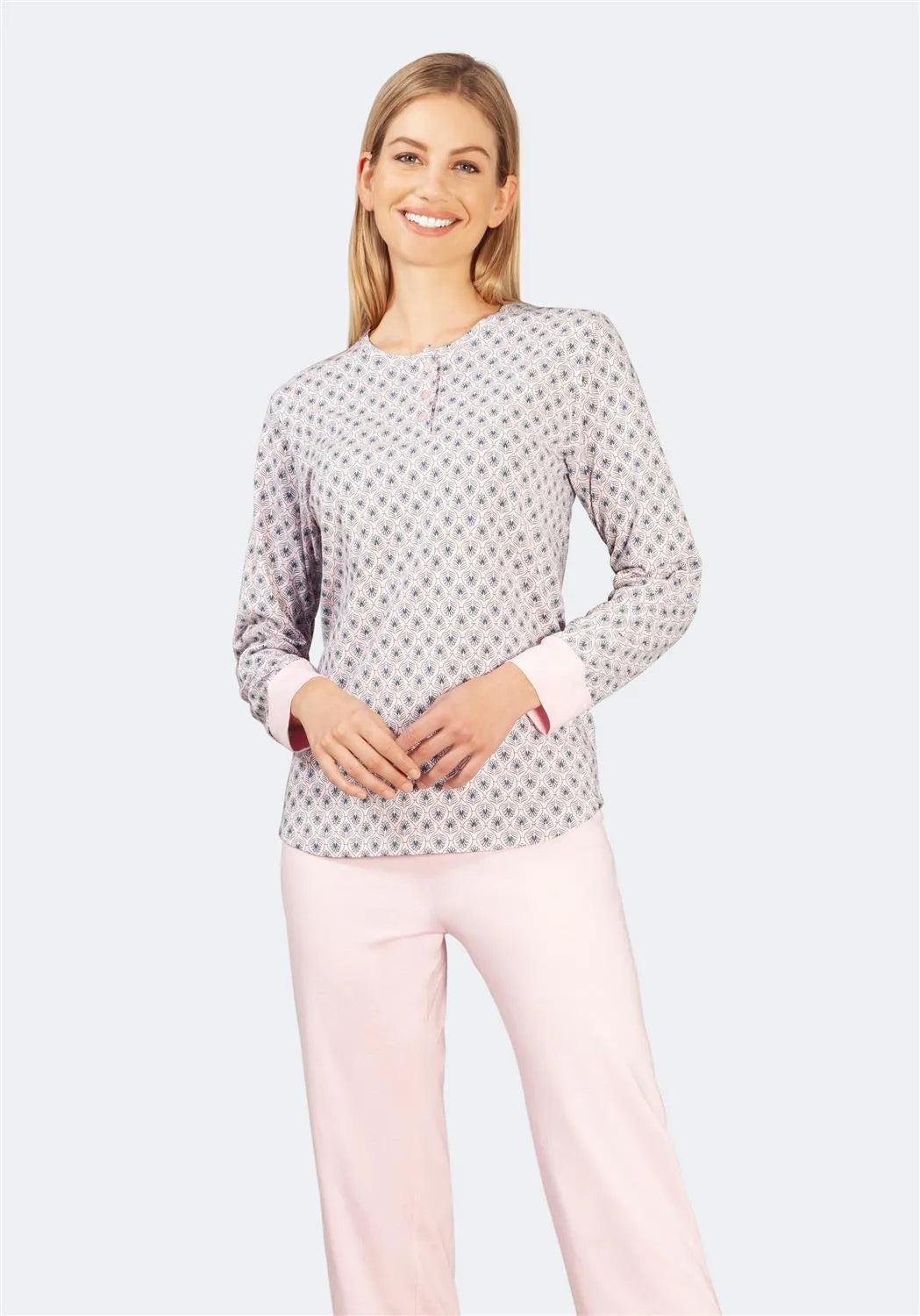 Lavendel und weiß gemusterter Pullover mit langen Ärmeln, weiches Material.