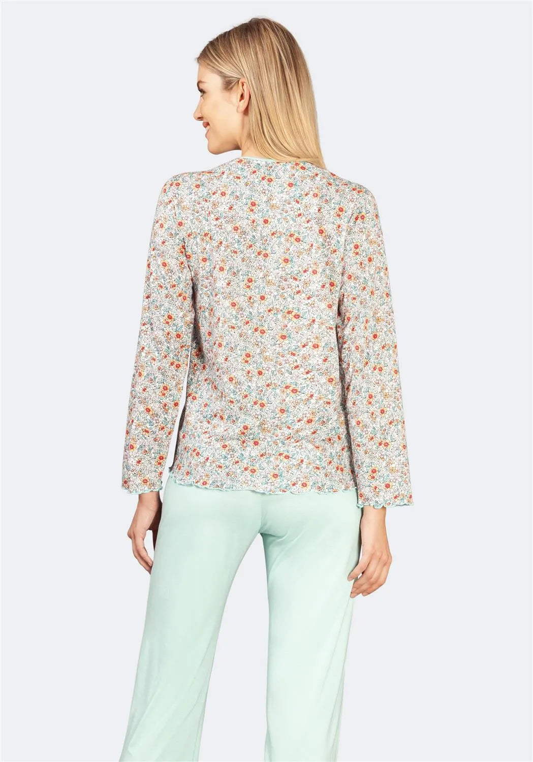 Blazer mit Blumenmuster und mintgrüner Hose.