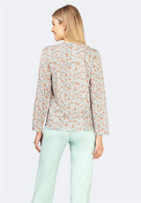 Blazer mit Blumenmuster und mintgrüner Hose.