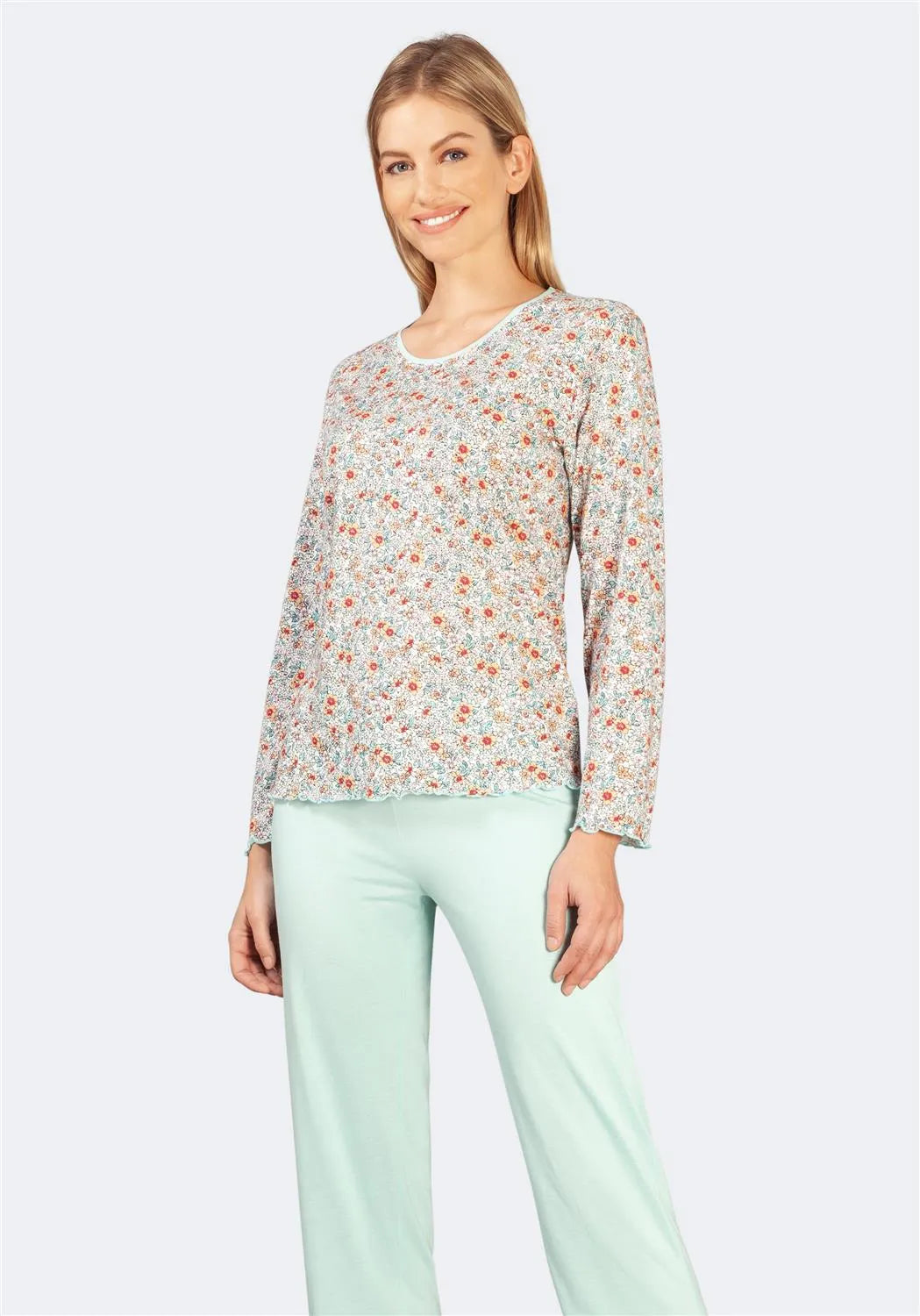 Mintgrüne Pyjamahose mit geblümtem Oberteil.