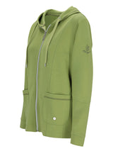 Olivgrüner Reißverschluss-Hoodie mit Tasche und Logo am Ärmel.