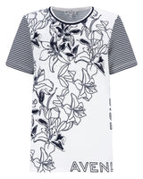 Weißes T-Shirt mit Blumendruck und schwarz-grau gestreiften Ärmeln, Logo ’avenue’.