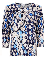 Blaue und weiße geometrisch gemusterte Bluse mit Dreiviertel-Ärmeln.