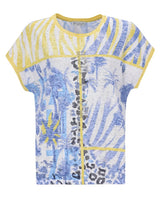 Gelbes und blaues T-Shirt mit Palmenmotiv und Zebrastreifen-Akzenten.
