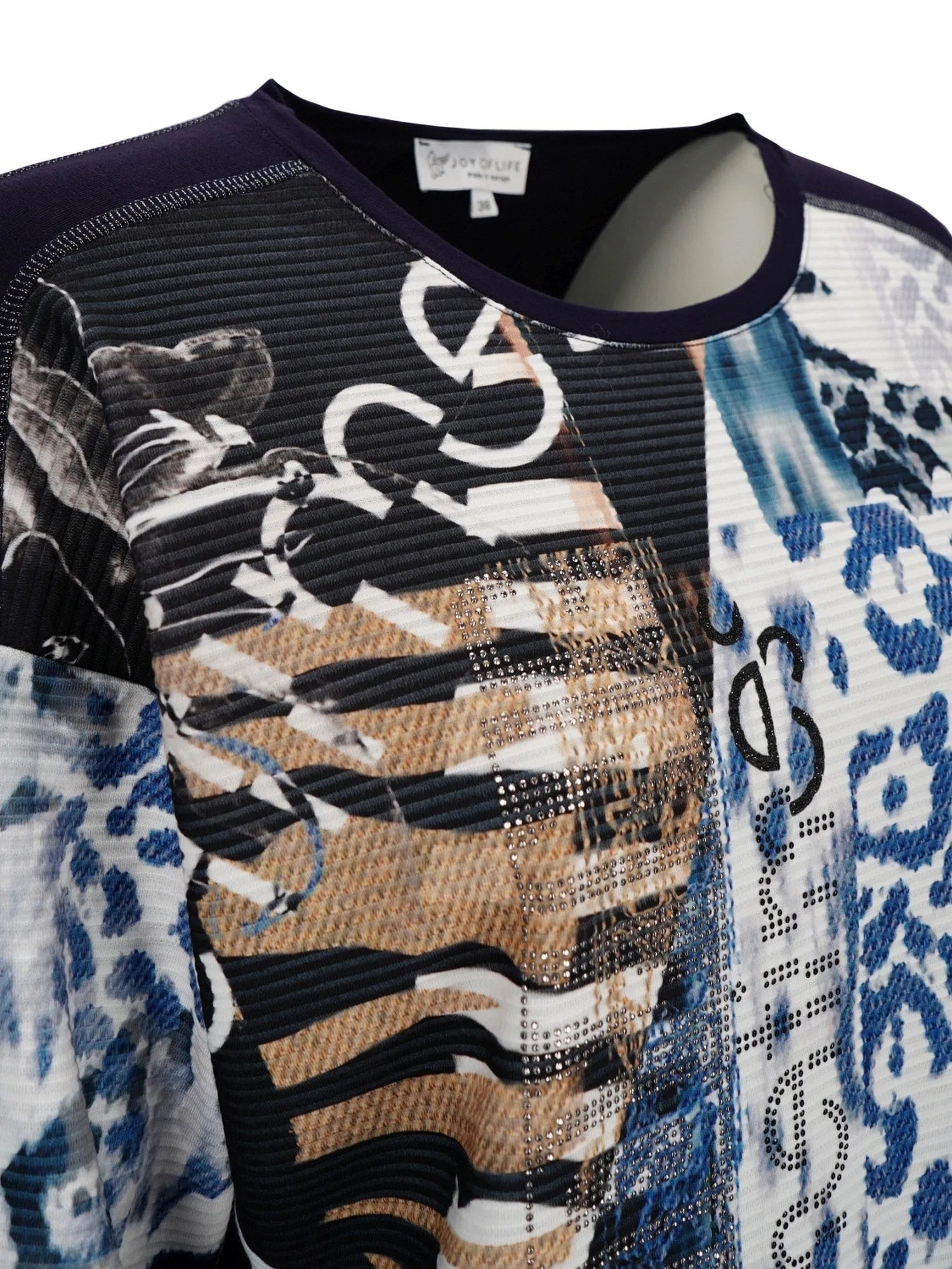 Blauer und weißer Leopardenprint-Pullover mit schwarzem Saum.