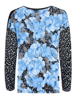 Blaues langärmeliges Oberteil mit Blumendruck und Ärmeln mit Leopardenmuster.
