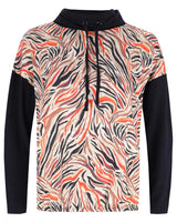 Kapuzenpulli mit Tigerprint, schwarzen Ärmeln und Kapuze.