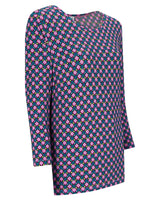 Lila und rosa geometrisch gemusterte Bluse mit langen Ärmeln.
