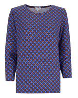 Blau und braun gemusterte Bluse mit langen Ärmeln.