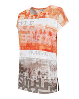 Orange-weißes grafisches T-Shirt mit Seitenschlitzen, wahrscheinlich aus Baumwolle oder Polyester.