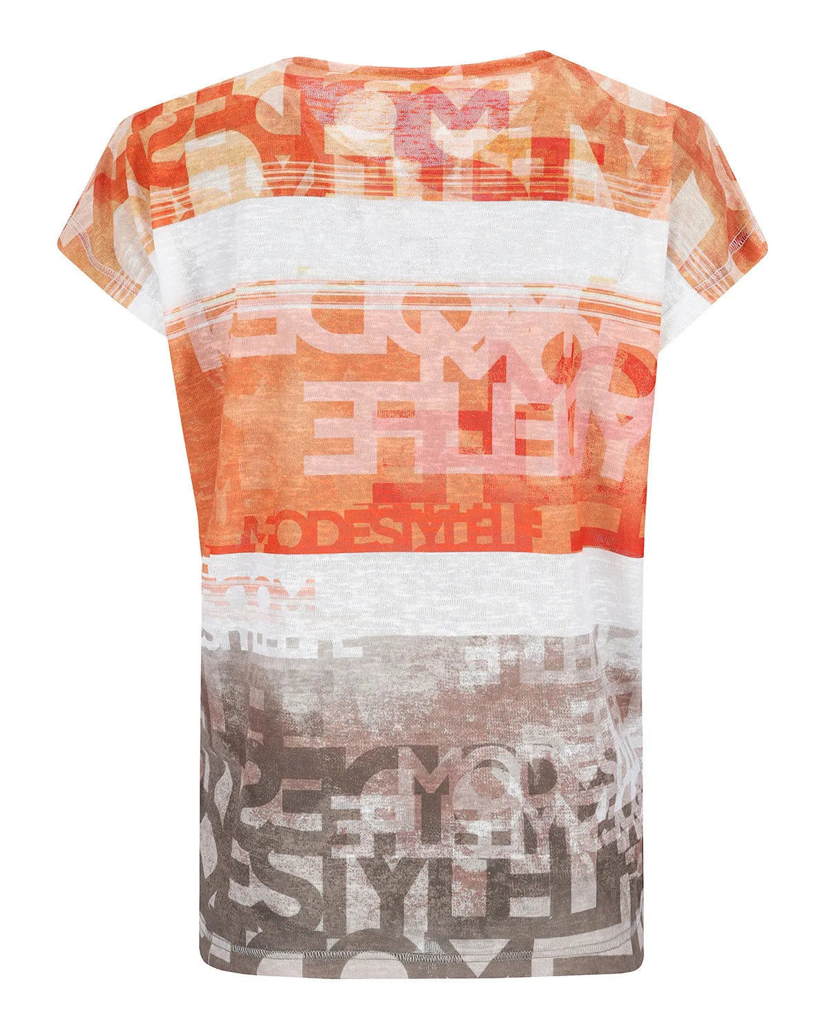 Orange-weißes Tie-Dye-T-Shirt mit grafischem Muster, auf dem das Wort ’Style’ in verschiedenen Schriftarten wiederholt wird.