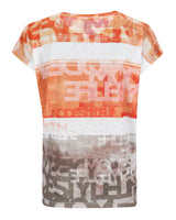 Orange-weißes Tie-Dye-T-Shirt mit grafischem Muster, auf dem das Wort ’Style’ in verschiedenen Schriftarten wiederholt wird.