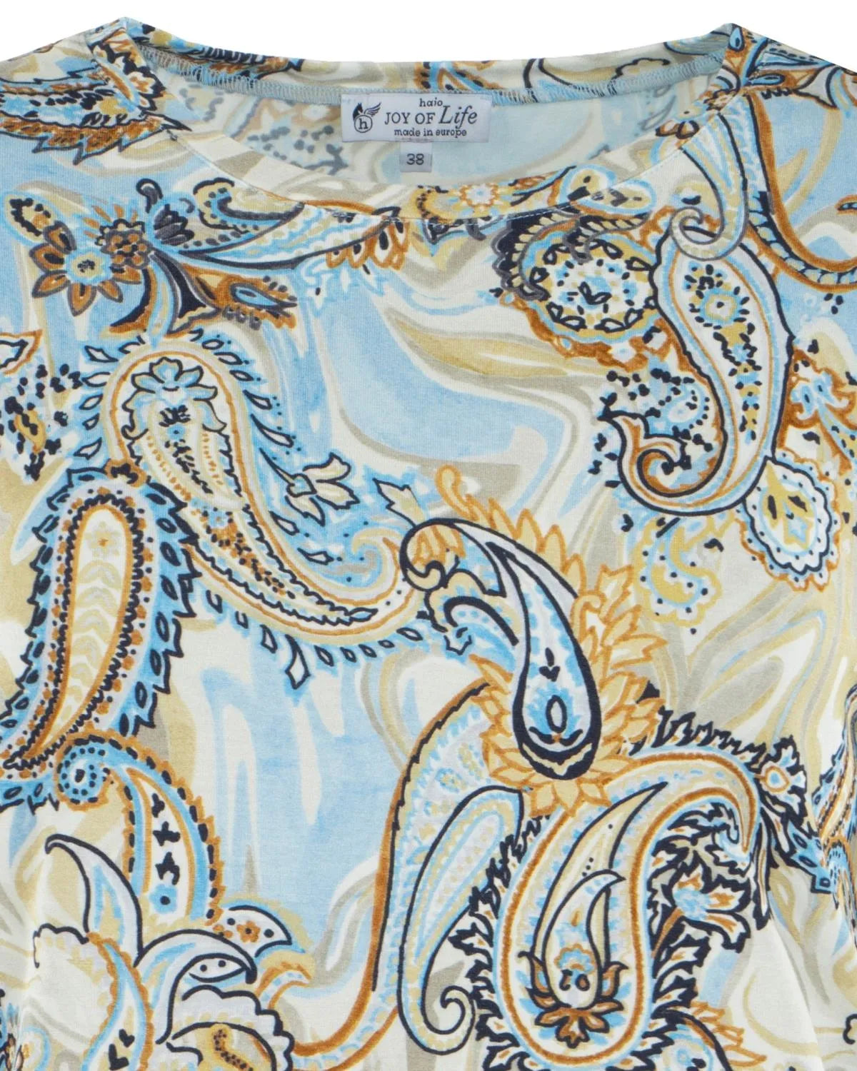 Bluse mit Paisleydruck in Hellblau und Cremefarben, kurze Ärmel.