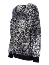 Schwarz-weißer strukturiertes Pullover mit Rollkragen und gerippten Bündchen.