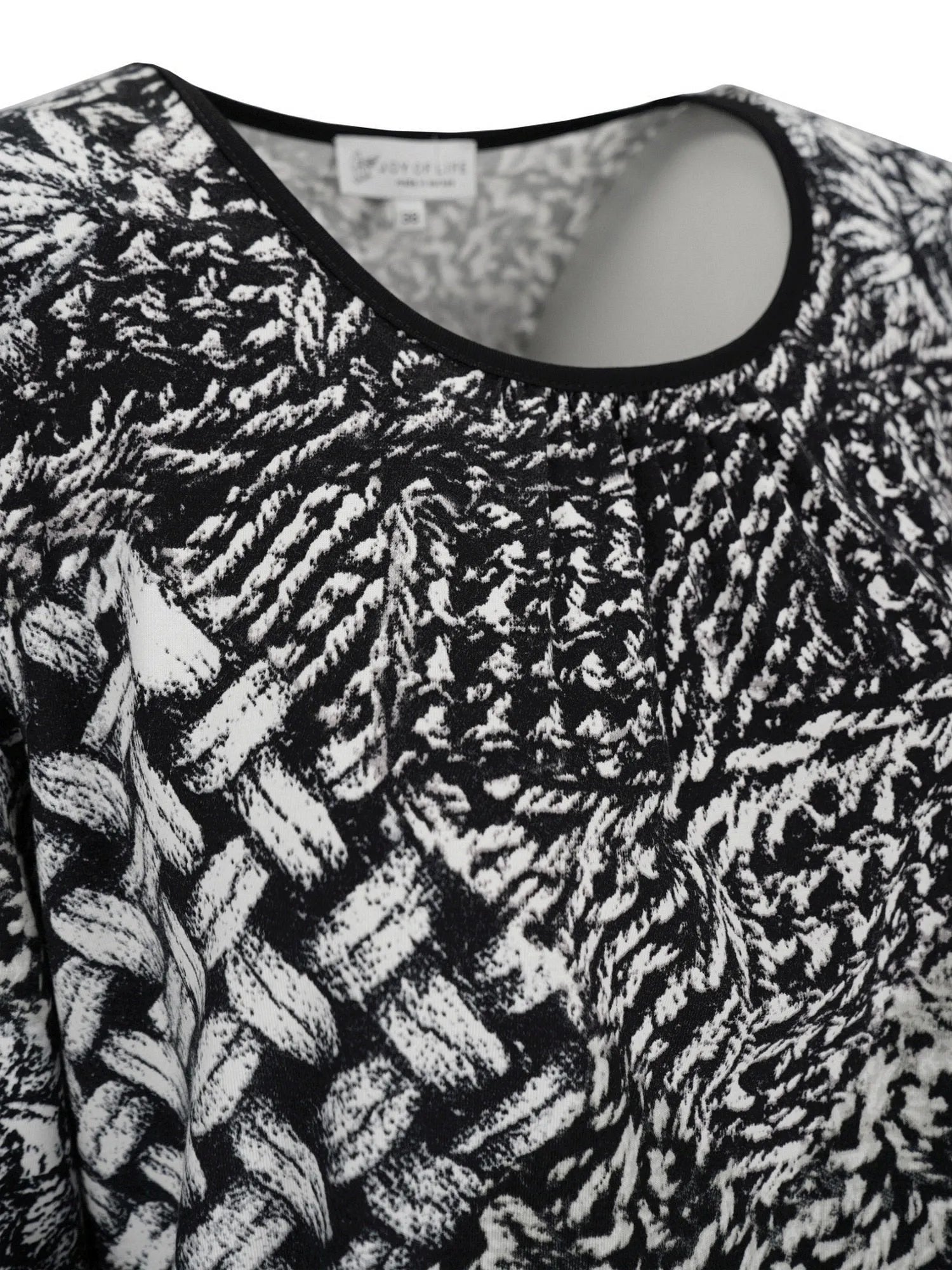 Schwarz-weiß gemusterter Pullover mit texturierter Gestaltung, wahrscheinlich aus Baumwolle oder Polyester-Mischung gefertigt.