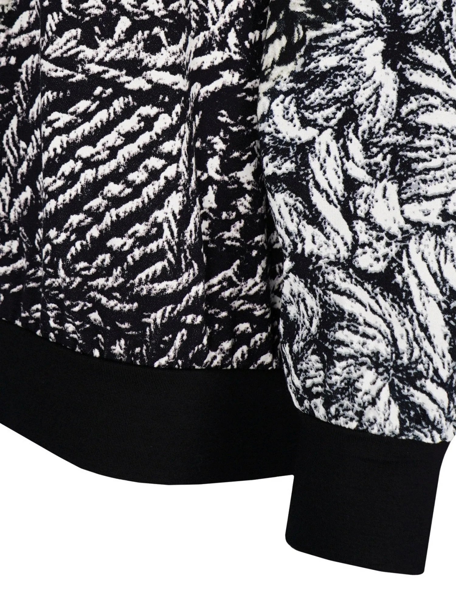 Schwarz-weiße Kapuzenjacke mit Struktur und gerippten Bündchen.