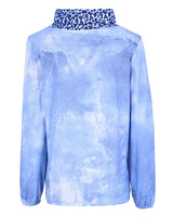 Blaue Batikjacke mit Kragen und Manschetten mit Leopardenmuster.