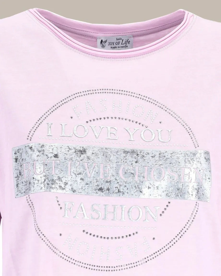 Lavendelfarbenes T-Shirt mit silbernem Paillettenmotiv ’i love you’ und Strasssteinverzierungen.