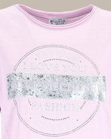 Lavendelfarbenes T-Shirt mit silbernem Paillettenmotiv ’i love you’ und Strasssteinverzierungen.