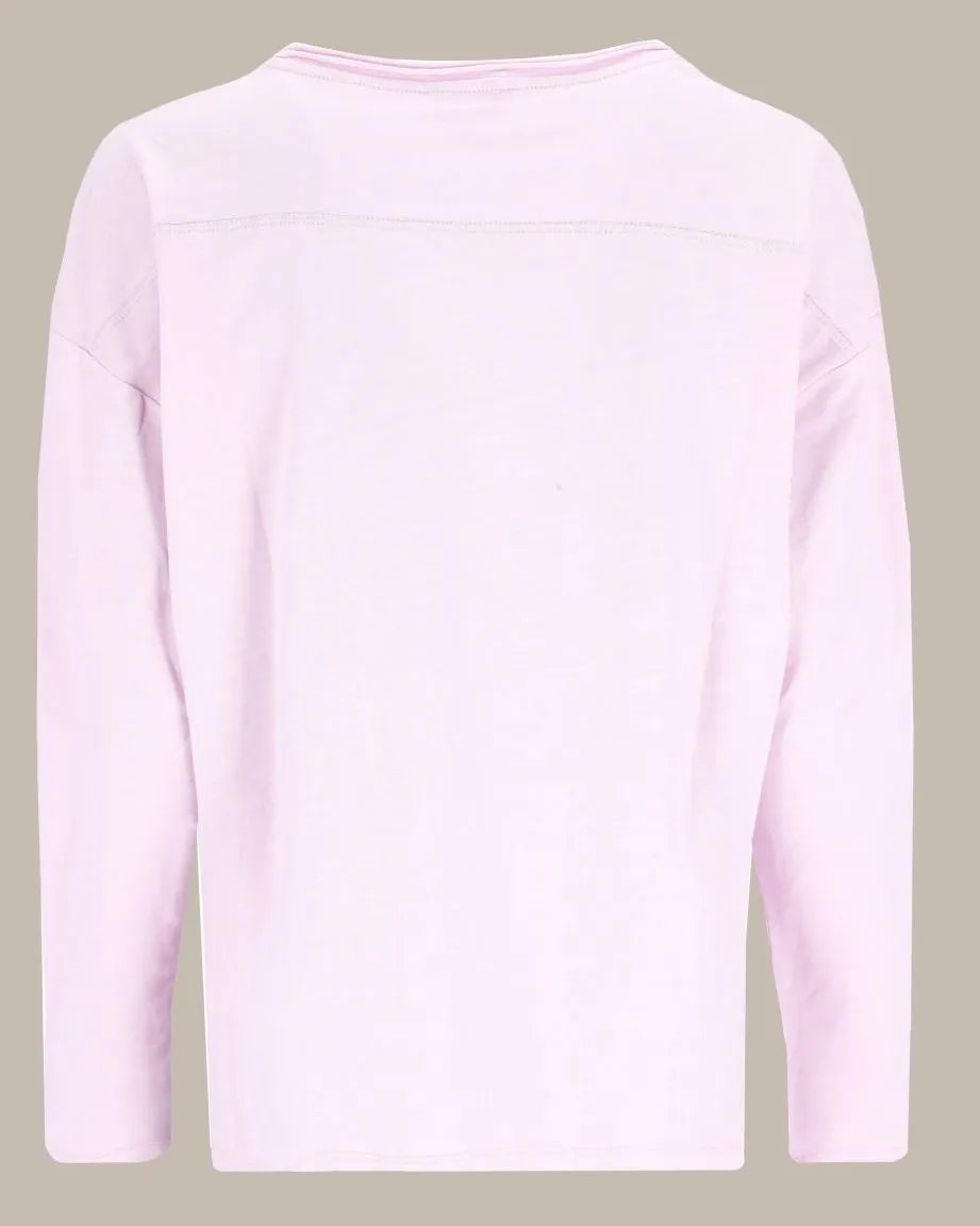 Lavendelfarbenes Langarm-T-Shirt mit Rundhalsausschnitt und Taschendetail.
