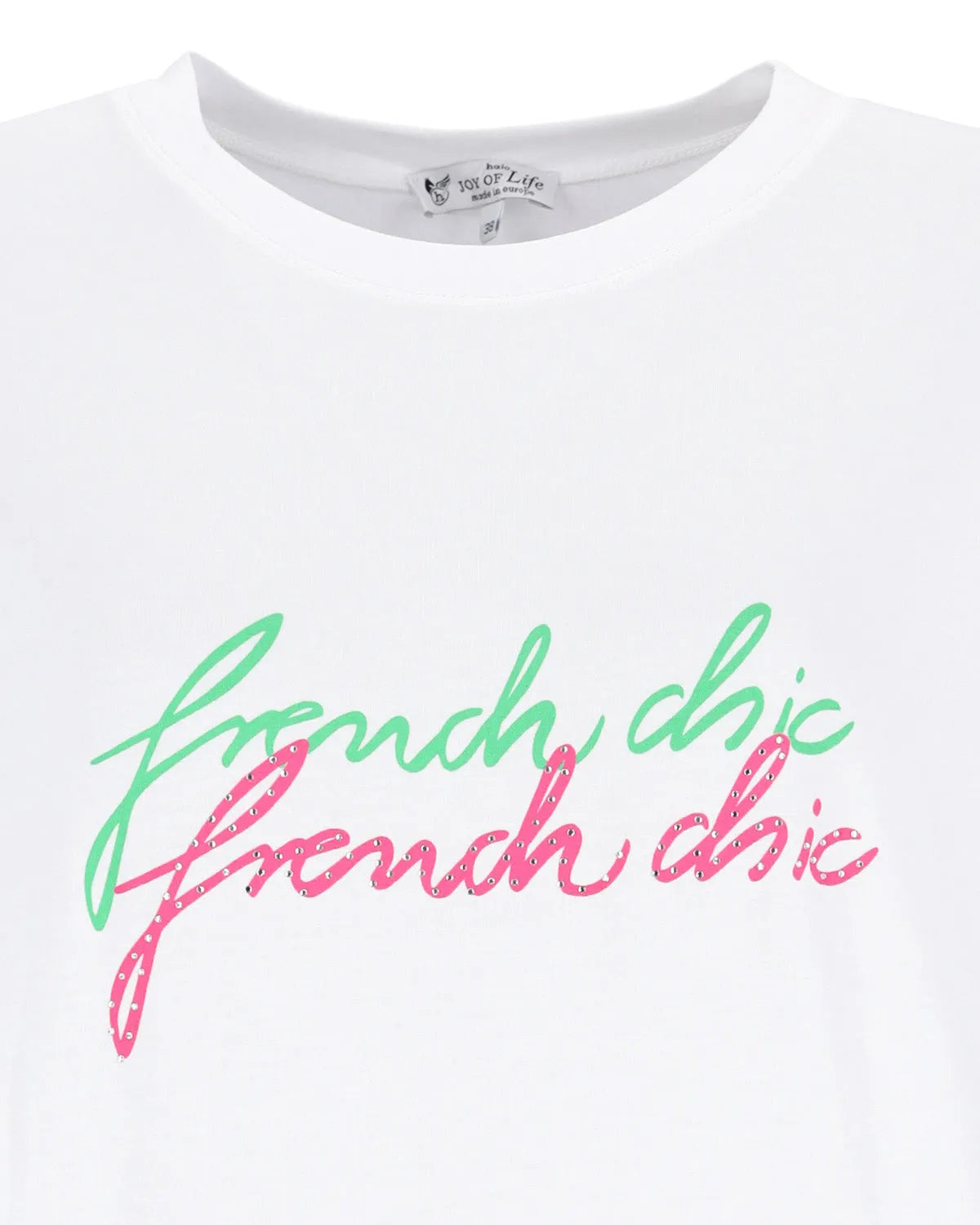 Weißes T-Shirt mit dem Text ’french chic’ in rosa und grüner Schreibschrift.
